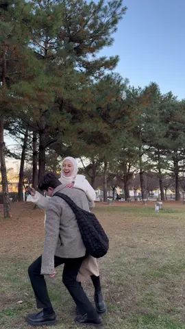 My girl 🫶🏻  #fellinloveinoctober #seoul #southkorea #seoulforest #autumn #fall #couple 