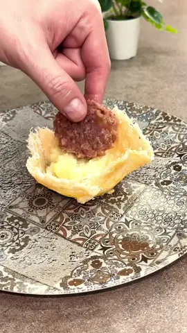Cotechino con lenticchie e purè di patate nei cestini di parmigiano Ingredienti 6/8 persone 1 Cotechino/Zampone 250 g di lenticchie 25 g di parmigiano per ogni cestino 1.2 kg di patate 280 ml di latte 70 g di burro Sale q.b. Pepe q.b. 1 carota 1 costa di sedano 1 spicchio d'aglio 1 cucchiaio di olio 1 cucchiaio di passata di pomodoro #carlogaiano #yummy #cotechino  