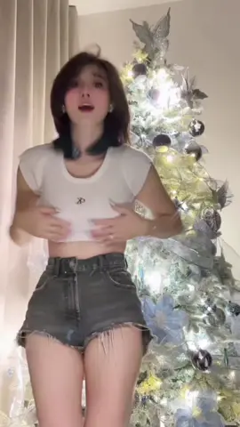 Uốn éo cạnh chiếc cây thông tui vừa làmmm #WhatToPlay #homesweethome #doityourself #xmas 