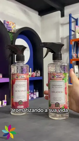 Existem dois cheirinhos que são imensamente queridos, melancia e morango! E adivinhem!? Tcharaaaaaaam, agora eles além de estarem nos perfumes, estão na nossa linha de odorizador de tecidos! 🍓❤️ #tropicalaromas #tropical #aromas #cheirinhobom #odorizador #melancia #morango #fy #foryou 