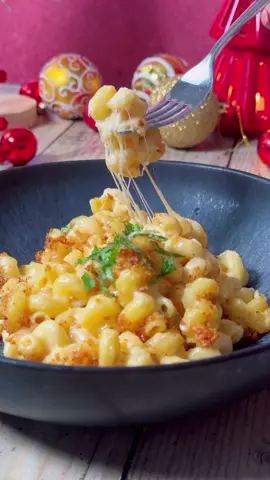 Diese cheezy und cremigen Mac and Cheese musst du unbedingt ausprobieren. Ich habe mich von dem tollen 🎄Weihnachtsfilm Kevin allein zu Haus inspirieren lassen @Disneyde  Dieser Film ist einfach ein Muss in der Weihnachtszeit. Der arme Kevin wird einfach zu Hause vergessen und kämpft dann alleine gegen die diebischen Einbrecher, bis die Familie wieder zurückkommt. 🎅🏼 Auf Disney+ kannst du jetzt deine Lieblings Weihnachtsfilme streamen. Hol dir noch heute ein Abo und let’s go!! [Anzeige] Verrate mir doch deinen Lieblings Weihnachtsfilm in den Kommentaren 😊 Zutaten: 300g Makkaroni oder nimm wie ich die Drelli Pasta 300g Käse gemischt gerieben (z.B. Cheddar, Parmesan, Tilsiter) 40g Butter 25g Mehl 2,5dl Milch 1,5dl Rahm 2 TL Worcestershire Sauce 1 TL Dijonsenf Salz, Pfeffer und Paprikapulver 30g Paniermehl 1 Knoblauchzehe 30g Butter Rezept für ca. 4 Portionen: Butter schmelzen und dann das Mehl dazugeben und anschwitzen. Mit der Milch alles glatt rühren, dass es keine Klumpen mehr hat. Rahm und Worcestershire Sauce dazugeben. Mit den Gewürzen und dem Senf abschmecken. Die Sauce auf niedriger Stufe eindicken lassen für ca. 10 min.  Die Pasta kochst du im Wasser, nimm ca. 1 min weniger als auf der Packung steht. Denn die gehen ja noch kurz in den Ofen.  Butter schmelzen und mit Knoblauch andünsten. Dann das Paniermehl dazugeben. Schön anbraten bis es goldbraun ist. Die Pasta, den geriebenen Käse und die Sauce werden miteinander vermischt. Die Sauce und die Pasta müssen noch heiss sein, damit der Käse schön schmelzen kann.  Dann gibst du alles in eine Form, das geröstete Paniermehl darüber und ab in den Ofen für ca. 15 min bei 140° Grad Umluft. 💜 𝓓𝓮𝓲𝓷𝓮 𝓙𝓮𝔂!  #disneyplus #kevinalleinzuhaus #macandcheese #einfacherezepte #schnellerezepte #essen #kochen #schweiz