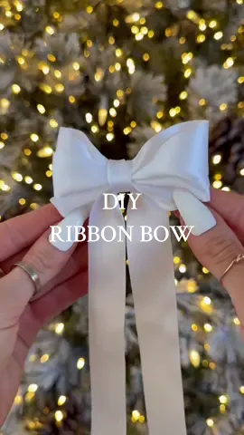 Easy diy bow for your tree & gifts! 🎁🎄 Save this for an easy step by step tutorial 🎀  Everything you need is on my AMZ under “Gift Wrapping Essentials” link in bio 🤍 #DIY #diybow #christmasreels #christmasdecor #christmas #christmastime #christmasdiydecor #christmasbow  #christmasbows #tistheseason #organizedhome #momlife 