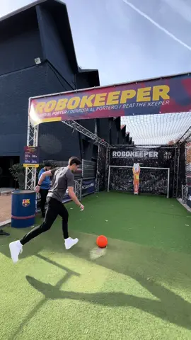 €6 for 3 shots ⚽️⚽️⚽️ How much money would you need to spend to beat the Robokeeper? 🧤🤖