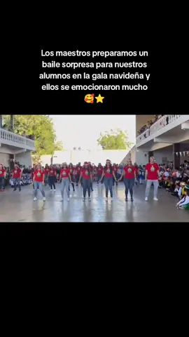 Gala navideña , baile sorpresa de maestros para los alumnos 🥰🎁⭐🎅la emoción de los niños fue lo mejor. #gala #galanavideña #bailesorpresa #docencia #maestrosdeprimaria #docentes #parati #escuela #niños 