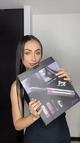 ¡Atención a todas las amantes del cabello perfecto! 💁‍♀️✨ Hoy les traigo una increíble oferta que no pueden dejar pasar. Les presento el cepillo secador de cabello 5 en 1, ¡la herramienta de belleza que todas necesitamos en nuestra rutina diaria! 🔥 Olvídate de pasar horas frente al espejo luchando con tu cabello. Con el cepillo secador 5 en 1, podrás secar, peinar y estilizar tu cabello en cuestión de minutos. ¡Es tan fácil de usar que te sorprenderás! 📲3054855794  #cabelloperfecto #cepillosecador #cepilloalisador #cepillo5en1 #productosvirales #grwm 