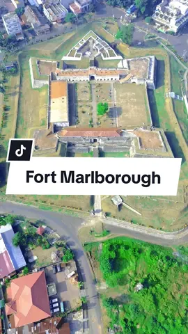 .:Benteng Marlborough:. Fort Marlborough adalah benteng peninggalan Inggris. Benteng ini merupakan basis pertahanan tentara Inggris, dibangun selama tahun 1714-1719. Sejak awal pembangunan Fort Marlborough mengalami perluasan dengan menambah gudang senjata dan penjara. Sebagai benteng pertahanan, bangunan ini memiliki bastion atau gedung jaga dan 72 meriam.  ❤️🍉 #pesonabengkuluindonesia #dronevideo #fyp #CapCut #botakdroneindonesia 