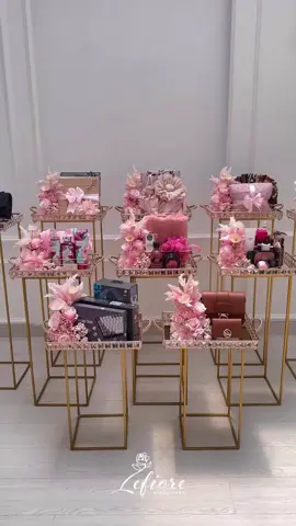 Bride to be ga perlu pusing untuk penataan seserahan saat acara, karna di Seserahan by Lefiore bisa sewa dengan standing nya juga loh💁🏻‍♀️  Paket sewa kotak + hias seserahan mulai dari Rp 55.000 kotak loh dengan dekorasi premium! Dapet FREE 1 ring box juga✨ Untuk info lebih lanjut chat aja yuk:) kalau mau tanya tanya dulu boleh banget loh♥ Whatsapp : 081235555561 ——————————————————————————— #seserahanbekasi #seserahanjakartatimur #seserahantambun #seserahanjaktim #seserahanbekasibarat #seserahanjakartamurah #seserahanjabodetabek #sewaboxseserahanbekasi #sewaboxseserahantambun  #seserahanjakata  #sewaboxseserahanbekasi  #seserahancikarang  #sewaboxseserahancikarang 