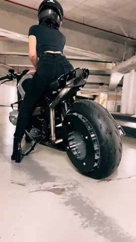 Mode shooting…..🤌🏻🤌🏻🤌🏻🔥🔥🥵🥵 #caferacer #girl #sexy #bikelife #bikelover #bikegirl #bmwmotorrad #ducati #yamaha #hondamotorcycles #aprilia #superbike #scrambler 