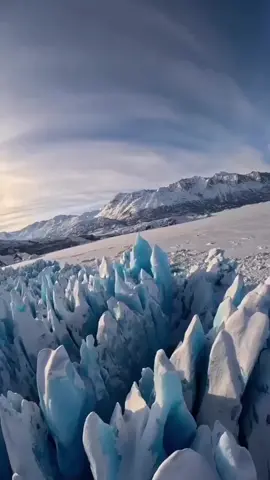 An incredible sight: ice spikes 60 meters high rose in Alaska. renewyougetaways.com