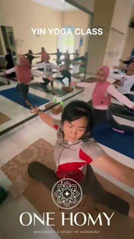 Latihan yoga therapy dengan merengangkan tubuh lebih dalam  Open hips and twisting  Yin yoga class @ONE HOMY  Selasa yoga kelas pagi jam 09.00 wib  Untuk semua level #yogaclass #yinyoga #yogamedan #yogatherapy #fypyoga #yogadimedan #yogakesehatan #fypyogakebugaran #yogawithritairone 