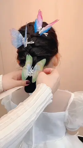 The moving butterfly hairpin is here. It has a gentle temperament and is versatile. Wearing it is like a fairy descending to earth. It’s so beautiful.#A must-have for little fairies#Moving butterfly hairpin#Good things to share