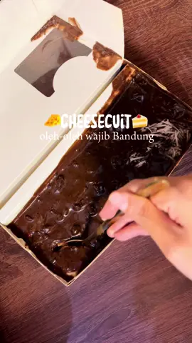 Tetep cinta cheesecuit meskipun harga nya naik semenjak viral jadi 45k🥺 enakk bgtt perpaduan choco crunchy sama cream cheese nya🤤 #cheesecuit #cheesecuitbandung #oleholehbandung 