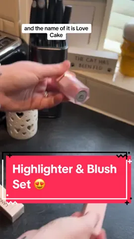 Highlighter and blush set from Blackbird, UK here in Tiktok shop  . #BeautyTok #highlighter #bronzer #blusher #beauty #makeup #blackbirduk 