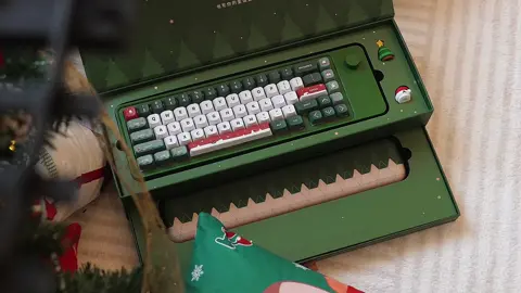 This set of keyboards is a perfect Christmas present.#christmas #christmasgift #keyboard #mechanicalkeyboard #tabletop #desksetup #deaktop #BezosMax 