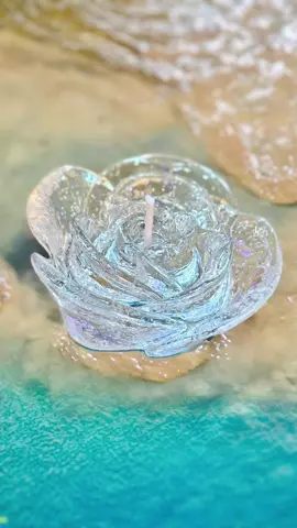 DÁ PRA DESENFORMAR VELAS EM GEL??? 😱 ✨   Com a nossa parafina em gel cristal é possível sim!!! Por ela ter uma consistência mais durinha, a gente consegue fazer velas em diversos moldes e desenformar super fácil! 😉 ⤵️ Você sabia disso? Conta aqui nos comentários! 💬🫶🏻 ✨ Siga e acompanhe nosso perfil! ⚠️ Cuidados ao acender uma Vela: 1 - Remova decorações inflamáveis do pavio antes de acender; 2 - Supervisione a vela durante a queima; 3 - Mantenha a vela longe de cortinas, materiais inflamáveis, crianças e animais de estimação; 4 - Use um suporte não inflamável para a vela; 5 - Retire elementos adicionais da vela conforme queima; 6 - Em recipientes de vidro ou cerâmica, não queime por mais de duas horas após a formação da piscina de cera; 7 - Coloque a vela em uma superfície plana e apare o pavio antes de acender. Seguindo essas orientações, você poderá desfrutar das velas de forma segura e sem preocupações. #imperiodasessencias #velaemgel #velatransparente #parafinaemgel  #velapersonalizada #ceradecoco #ceramixeco #parafina#imperiodasessencias #velaartesanal #velas #veladecorada #veladecorativa #trabalhoartesanal #comofazervelas #velasaromaticas #hobbie #empreendedorismo #velasdecorativas #velasperfumadas #velaspersonalizadas #velasdesoja #velapersonalizada #criadoraromatico #criadoraaromatica #criadoresaromaticos #criadoraromático