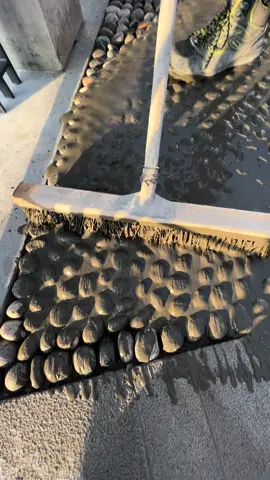 Come stendiamo la nostra miscela per lo stucco !#✌️⚡️⚒️ #fratuspavimentazioni #spiritoartigiano #madeinitaly #noiconfartigianato # #work #videoviral #stone #cantiere #edilizia #pavimentazione #bergamo #boiacca #MISCELA 