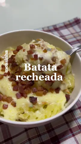 BATATA RECHEADA 🥔 Essa receita é boa mesmo 😆 👉🏽 Use batatas bem grandes, faça alguns furos com um garfo, embrulhe no papel toalha e cozinhe no micro-ondas por 10 minutos. O tempo pode variar de acordo com a potencia de cada aparelho. ⁉️ Se você não tiver micro-ondas, pode cozinhar as batatas inteiras na pressão por 15 minutos após começar a chiar ou embrulhar no papel alumínio e assar no forno por cerca de 30-40 minutos ou até ficar macia.  Recheio é a gosto!! Você pode inclusive aproveitar aquele strogonoff que sobrou do almoço e fazer batata recheada pra jantinha 😍❤️🥹🤌🏼 #batatarecheada #batata #potatoes #rostedpotatoes #bacon #queijo #frangocomrequeijão #comidarapida #lanchepratico #receitademicroondas
