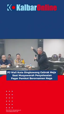 Musyawarah penyelesaian permasalahan rencana ornamen pada pembangunan pagar Pemkot Singkawang yang berlangsung di Ruang Rapat Bumi Bertuah Kantor Wali Kota Singkawang, Senin (11/12) malam, kembali memanas.  Tak main-main, Pj Wali Kota Sumastro sempat emosi dan mengebrak meja saat berargumen dengan masyarakat yang hadir dalam pertemuan tersebut. Masing-masing pihak yang merasa keberatan dengan ornamen pada pagar terus mempertahankan keinginannya agar bisa dipenuhi Pemkot Singkawang.  Sementara Pj Wali Kota Singkawang juga berkeinginan penyelesaian masalah yang masih menjadi polemik bisa diselesaikan, tetapi juga tidak sampai keluar dari aturan yang ada. Karena, dirinya tidak mau terjebak bahkan menanggung resiko sampai berurusan dengan hukum.  Perwakilan dari Ormas yang tergabung dalam Aliansi Masyarakat Singkawang, Hariyanto menegaskan, jika musyawarah yang digelar Senin (11/12) malam belum menemukan titik terang dari permasalahan.  Hariyanto mengaku sangat kecewa, pasalnya dia dan rekan-rekannya diundang dengan baik, tetapi diwarnai dengan kemarahan. Dengan kondisi seperti itu, dia bersama rekan-rekannya mengambil sikap untuk keluar dari ruangan.  Dia pun membenarkan, jika desain pagar Pemkot Singkawang tidak mengandung nilai nasionalis dan tidak mencerminkan Bhinneka Tunggal Ika.  Mengenai kejadian Senin (11/12) malam, MPI dan KNPI Singkawang mengambil sikap, diantaranya, pertama, mosi tak percaya kepada Pj Wali Kota Singkawang, Sumastro.  Kedua, menolak perpanjangan Pj Wali Kota Singkawang dan supaya dapat didengar oleh Kementerian Dalam Negeri.  Ketiga, Pj Wali Kota Singkawang telah membuat kebijakan yang diskriminatif dan tidak nasionalis. — Ikuti Fanspage Facebook, Twitter, dan YouTube kami di KalbarOnline.com. — #kalbaronline #tahudarikalbaronline #kalbaronlinedotcom 