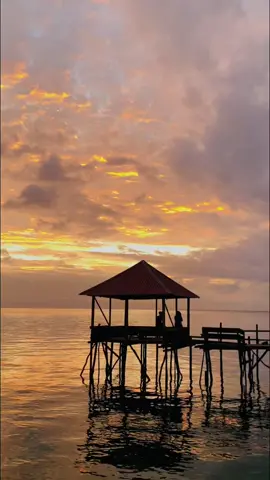 Jika kau menyukai laut dan langit maka kau harus siap dengan badainya   #timurstory #pantaimokimorella⛱️ #ambonmalukuindonesia🇮🇩 #senjaambon  #timurindonesia #fyppppppppppppppppppppppp #senja #foryou #vibe #ambon #moki #fyp 