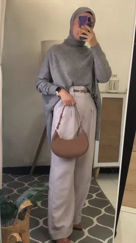 GRWM - natural look day 3  Spil outfit 👇 link di bio 1. Sweater rajut oversize abu no 40 2. Loose pant HW light gray no 41  3. Pashmina ceruty smoke gray no 42  4. Shoulder bag brown no 30 5. Sapatu sandal tan no 35 #HijabFashion #hijab #inspiration #hijabinspiration #ootdhijab #OOTD #OOTD #fyp #outfit #fashion #hijaboutfit #ootdinspiration #trend 