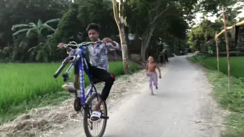 চাকা খুলে হুইলি 😱💥#tiktok #tan ding#song #foryou #stand 😎#stunt rayhan😎😎#vairalvideo #foryou 