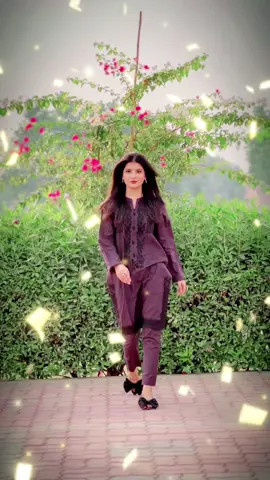Nimrah atta stylish walk in salwar kameez #nimrahatta #akhroot #walk #pakistanigirl #salwarkameez #hair #foryou #fyp #viral #trending #slomo 