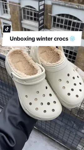 Unboxing the cosiest winter crocs ❄️✨ #fyp #foryoupage #crocs #crocsstomp #fluffycrocs #unboxing 
