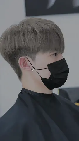 Kiểu tóc towblock nhuộm khói sự lựa chọn số 1 của ae trong mùa lễ tết sắp tới. #kieutocnamdep #uontocnamhanquoc #epsidetocnamdep #tiemcattocdepquan7 #nhuomtocnamdep #maunhuomtocdep #cattocnamhanquoctaihcm 