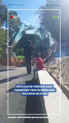 TRIBUN-SULBAR.COM - Excavator Terbalik Saat Turun dari Truk di Enrekang, Sulawesi Selatan Sumber: Instagram (memoemedia) #enrekang #excavator #jatuh #tribunsulbar