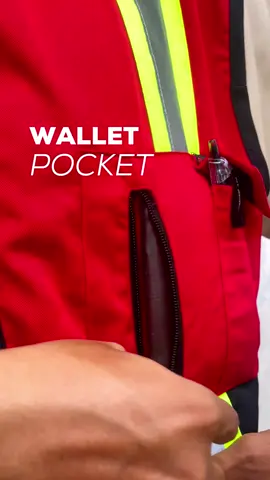 Pakainya di luar, tapi hangat di dalam. Ga berat, tapi bisa nambah style. Apa ya ini? 🤔  #MokoWorkwear #rompisafety #vest #rompifashion 