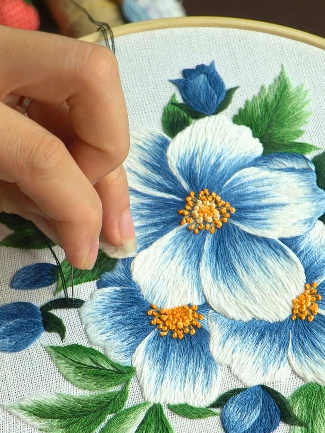 A simple tutorial to embroidery stitch for blue rose flower handmade embroidery design. 8-inch Hoop embroidery, fine cotton embroidery thread. A beautiful embroidery pattern for the beginner. #embroiderytutorial #handmade #embroiderydesign #embroideryforbeginners
