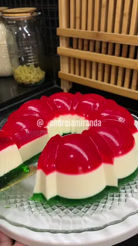 Faltam 12 dias para o natal 🎄❤️ gelatina colorida 😋 Ingredientes: 2 envelopes de gelatina sabor morango  200 ml de água fervente  200 ml de água gelada  2 envelopes de gelatina sabor limão 200 ml de água fervente 200 ml de água gelada  Creme branco: 1 caixa de leite condensado  1 caixa de creme de leite  1 medida de leite integral ( na cx do leite condensado)  2 envelopes de gelatina incolor (24 gr) Para hidratar a gelatina incolor: 100 ml de água em temperatura ambiente, aguarde um minuto para hidratar e leve ao microondas por 30 segundos, mexendo a cada 15 segundos até dissolver. Montagem: Numa forma untada com fiozinho de óleo, coloque a gelatina de morango e leve a geladeira por cerca de 30 minutos até que esteja bem firme. Adicione o creme branco e leve a geladeira por cerca de 30 minutos até que esteja bem firme  Coloque a gelatina de limão e leve a geladeira por cerca de 30 minutos até que esteja bem firme #sobremesadenatal  #natal #gelatinacolorida  #anos90  #rapidoefacil  #tiktokfood  #marrychristmas #natal2023  #natal2023🎄🎅 #gelatina #natalina #cozinhatiktok 