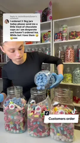 Defo going to be stocked up over xmas!😯🤭 #tiktokviral #TiktokMadeMeBuyIt #packingasmr #packingasmrorders #packingorders #sweets #candy #christmasgift #womenbusinessowner #spreadkindness 