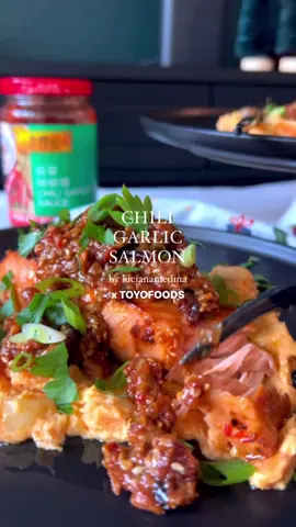SALMÓN CON GLASEADO DE AJO Y CHILE, esta receta me encanta porque combina todos los sabores para hacer un glaseado increible, la estrella de esta receta es la salsa de chile y ajo de Lee Kum Kee que le dara el toque mas especial a nuestro salmón. Ingredientes: 4 piezas de Salmón ¼ T Ajonjolí ½ T Nuez ¼ T salsa de chile con ajo de Lee-Kum-Kee ¼ T mermelada de chabacano ¼ T jugo de naranja 3 C salsa de soya 2 C cebollin picado 1 cm jengibre rallado 1 C aceite de oliva En un bowl, vas a mezclar la salsa de chile con ajo de Lee Kum Kee, la mermelada, jugo de naranja, salsa de soya, cebollín picado, jengibre y aceite de oliva. Agrega el salmón y deja marinar por al menos 20 minutos o toda la noche. Calienta un sarten a fuego medio y cocina el salmón por unos 3-4 minutos de cada lado. Mientras se cocina el salmón, agrega al bowl de la marinada, 1 cucharada de maicena y mezcla bien.  Una vez listo el salmón, retira del calor y colocalos en un refractario termico para que no se enfríe. En otro sartén, vas a tostar el ajonjolí con las nueces para que se doren por unos segundos, vierte la marinada con la maicena y deja que suelte un hervor para que se espese un poco. Sirve el salmón sobre una cama de puré de papa o camote y vierte por encima la salsa agripicante de nueces. Espolvorea un poco de perejil por encima y disfruta!  #salmon #salsadenueces #FoodBlogging #RecetasDeCocina #NavidadEnCasa #CocinaEnFamilia #chiligarlicsauce #chiligarlicsalmon #RecetasRápidas #RecetasFáciles #PocosIngredientes #CocinaCasera #EasyRecipes #holidayrecipes #christmascooking 