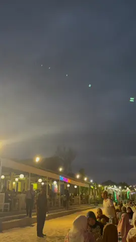 Pantai Jimbaran #bali Makin malam makin ramee.. #katoombacoffee #travel #balivibes #pantaijimbaran #jimbaran #bireuen #pantai #indah #makanmalam 