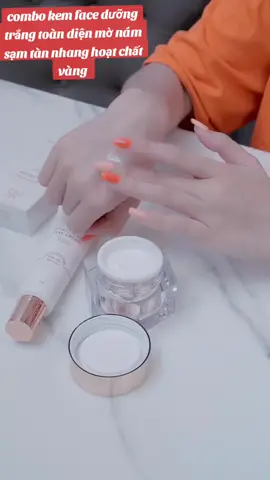 . Kem Đêm Mairis Whiterning Night Cream Trần Ngọc Phương Mai là một sản phẩm không thể thiếu trong quá trình chăm sóc da nám và tàn nhang. Sản phẩm có công dụng dưỡng ẩm cho da, tái tạo và khôi phục làn da, dưỡng da trắng sáng. Xuất xứ: Việt Nam Thương hiệu: Mairis (Người sáng lập Trần Ngọc Phương Mai) Trọng lượng: 30g Kem đêm Mairis là sản phẩm với nguyên liệu nhập khẩu cao cấp giúp ức chế và ngăn chặn sự hình thành của sắc tố Melanin hỗ trợ tái tạo lại cấu trúc da giúp trẻ hóa làn da. Thành phần chính trong kem face ban đêm Mairis: Gồm những thành phần cao cấp được nhập khẩu trực tiếp như: Sữa ong chúa Anpha Arbutin Niacinamide; Chiết xuất cây tầm bóp (Physalis Angulata Extract); Dâu Lingon (Vine Vine-Idaea Fruit Extract); Rễ cam thảo (Dipotassium Glycyrrhizate); Rau Sam (Portulaca Oleracea Extract); Asiaticoside Axit Madecassic Axit Asiatic, Titan Dioxit; 5 loại thực vật thiên nhiên (xoài, vải, hắc mai biển, cam Unshiu, nam việt quất) Công dụng chính của Kem ban đêm Mairis: - Mờ nám tàn nhang, mờ vết thâm trên da và ngăn ngừa hình thành các vết thâm mới. - Giúp ngừa lão hóa da. - Dưỡng ẩm và giúp làn da trở nên trắng sáng, mềm mại, căng bóng và đều màu hơn. Hướng dẫn sử dụng: - Sau khi đã làm sạch da mặt, lấy một lượng kem vừa đủ thoa đều lên khuôn mặt. - Massage nhẹ nhàng để dưỡng chất thẩm thấu vào da - Sử dụng đều đặn mỗi tối để đạt kết quả tốt nhất. 2. Kem face ngày Mairis Whiterning Day Cream với công thức làm đẹp độc quyền có công dụng: - Cung cấp các dưỡng chất hỗ trợ làm mờ các vết thâm nám, cho làm da trắng sáng và căng mịn hơn - Kem Face ngày Mairis được tạo ra cùng công thức độc quyền cho làn da. Giúp chống nắng giúp cải thiện, dưỡng da mịn màng trắng hồng rạng rỡ.  - Đối với những tín đồ làm đẹp khó tính. Việc tìm kiếm một sản phẩm vừa đạt tiêu chuẩn dưỡng da, chống nắng lại che khuyết điểm là vô cùng khó khăn. Nắm bắt tâm lý phái đẹp, Mairis Việt Nam cho ra đời dòng sản phẩm kem face ngày Mairis với các phân tử nano linh hoạt. - Khi bôi kem thấm sâu vào trong lớp biểu bì da một cách nhanh chóng. Giúp nuôi dưỡng da từ sâu bên trong. Không thô ráp, không bết dính mà còn không hề lộ vân kem. - Sau khi bôi kem xong, da sẽ gần như bật 2-3 tone và như được phát sáng khi ra ngoài. Người ngoài nhìn vào sẽ khó mà phát hiện được làn da trắng sáng của bạn đang được bảo vệ bởi kem face. - Chống nắng phổ rộng: với công nghệ Melasolv với 3 màng lọc chống nắng toàn diện, chỉ số chống nắng cao nhất spf 50+, PA++++ nên bảo vệ da tốt nhất. Hướng dẫn sử dụng kem face ngày Mairis hiệu quả: - Làm sạch da mặt - Lấy một lượng kem vừa đủ và thoa đều lên khuôn mặt. - Massage nhẹ nhàng để kem thẩm thấu vào da. - Sử dụng mỗi ngày vào mỗi buổi sáng. >>> Kết hợp với kem face đêm Mairis để đạt hiệu quả cao nhất #kemfacemairis #kemduongda #kemchongnang #mairis #tranngocphuongmai #kemface #kemnam #kemngay #kemdem #chamdamoingay😘😘 #tranhanstore 