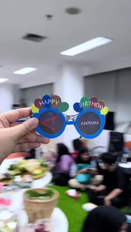 Ke pasar bareng si Tara Pake kacamata biar bergaya Wih udah 86 tahun aja ANTARA Semoga makin berjaya🥳🥳 Selamat ulang tahun Kantor Berita Antara🎂🥰 #kacamatachallenge #trendkacamata #86tahunantara #antaranews #birthday #fyp 
