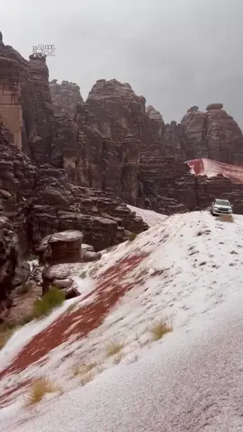 Snow ❄️ Falling in Saudia Tabuk #shorts #ahlemadinah #madinah #makkah #ziyarat_e_madinah_with_ahlemadinah #ziyarat_e_makkah_with_ahlemadinah 