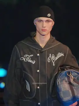 #louisvuittonprefall2024 #louisvuitton #fashionshow #Runway #runwaymen #catwalk #runwaywalk #malemodel #fashiontiktok #viral #foryou 