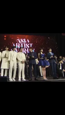 dedek Jjyu lari² mau dekatan fotonya sama mba ryujin 😭😂 #nmixx #jiwoo #ryujin #itzy #kpop 