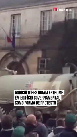 Agricultores realizaram um protesto nessa semana, na #França, contra as políticas agrícolas do governo. Com o auxílio de um trator, eles jogaram estrume em um edifício governamental. A cena repercutiu nas redes sociais. A fim de chamarem atenção dos órgãos responsáveis, os agricultores já jogaram fardos de feno pelas cidades. Um deles, inclusive, colocou o material dentro de um banco, além de despejar estrume no chão, em 21 de novembro. Os protestos têm se intensificado nas últimas semanas. Os agricultores criticam os acordos de livre comércio e aumento dos preços, além de cobrarem apoio das autoridades. #TikTokNotícias 
