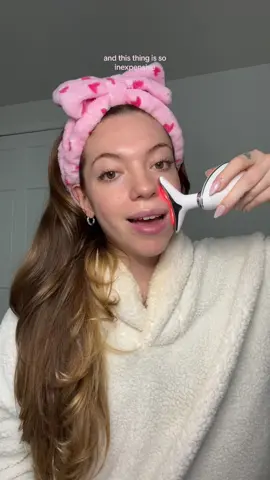 It also lifts & tightens 👀 #wavychic #wrinkles #wrinkletreatment #wrinkleprevention #acne #acnetreatment #acnescars #acneproneskin #acneskin #skincare #skincareroutine #skincareproducts #skintighening #skinlifting #sensitiveskin #redlighttherapy #redlighttherapyathome #tiktokshopholidaydeals 