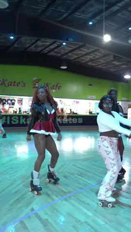 #slowwalk #skatingblackpeople #blackpeopleskating #fyp #rollerskating #skatingtiktok #rollerskate 