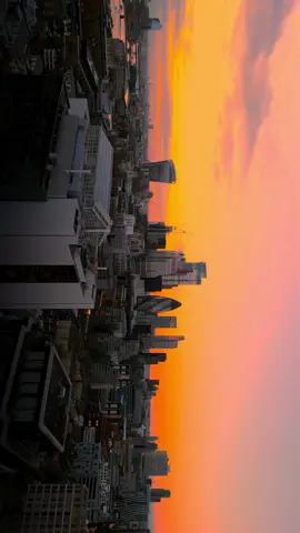 Looks soo calm from up there…  #foryoupage #fyp #dlaciebie #cinematic #londoncinematographer #sunsetlover #parati #cinematicvideo #aestheticvideos #sunsets #citysunsets #londonbridge #londonskyline #londonlandscape 