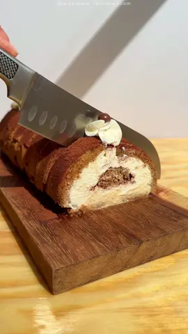 Rollo de Tiramisú 🤎 El brazo de gitano express más delicioso del mundo. 𝗜𝗡𝗚𝗥𝗘𝗗𝗜𝗘𝗡𝗧𝗘𝗦 𝗬 𝗥𝗘𝗖𝗘𝗧𝗔 Rollo de Tiramisú 𝗲𝗻 𝙬𝙬𝙬.𝙡𝙖𝙘𝙖𝙧𝙖𝙣𝙤𝙡𝙖.𝙘𝙤𝙢 𝗹𝗶𝗻𝗸 𝗲𝗻 𝗹𝗮 𝗯𝗶𝗼 𝗱𝗲 @la_caranola Lo mejor del mejor postre italiano, me lo comería por toneladas, sin criterio, y de un brazo de gitano, el dulce viejuno más moderno y requete guay. Es fácil, rápido y resultón. ¡¡Los dejarás con la boca abierta y el corazón y la barriga contentos!! ¿Sabes cuando algo te gusta tanto que no lo compartirías con nadie? Tanto que hasta lo mantendrías en secreto. Algo que te gusta demasiado. Que te gusta hasta tal punto que te pone de los nervios. Eso en lo que piensas día y noche y no te lo sacas de la cabeza. Una cosa, una persona. ¿Sabes cómo te digo? Sabes cómo te digo. Claro que lo sabes… ❤️‍🔥 ##LaCarañola#Mexico #Baking #Reposteria #tiramisu #rollcake #brazogitano #niñoenvuelto #pionono #rollo #cafe #mascarpone