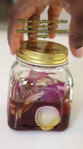 Homemade Cough Syrup :  1 onion + raw honey + jar 👌🏾   The Harmattan came with cough and i quickly banished it with this. Have you tried it before? #sisiyemmie #coughsyrup #homemaderemedies 
