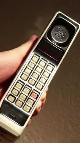 O primeiro celular Motorola Dynatac 8000X#coliosgrandes #tecnologia #History #inovação #informativo 