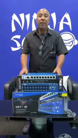 ‣ A mesa mais querida entre nossos clientes está de volta ao estoque: Soundcraft Ui24R 💙 ‣ A Ui24R é um sistema de mixer digital e gravador Multi Track em formato de rack que entrega I/O flexíveis, som de qualidade, controle wireless intuitivo e confiabilidade para transporte, tudo isso em um design otimizado. O sistema pode servir de stagebox e ser controlado por até 10 dispositivos via Ethernet ou pelo Wi-Fi banda dupla integrado, permitindo controlar via wireless a mixagem e a gravação multi-track, de qualquer ponto do local do show 🔊 ‣ Para saber mais, acesse nosso site ou clique no link da bio 🥷 #NinjaSom #lojadeinstrumentosmusicais #soundcraft #ui24r #audiopro