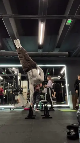 Chillin in one arm handstand in the gym #calisthenics #fyp #dc #onearmhandstand 