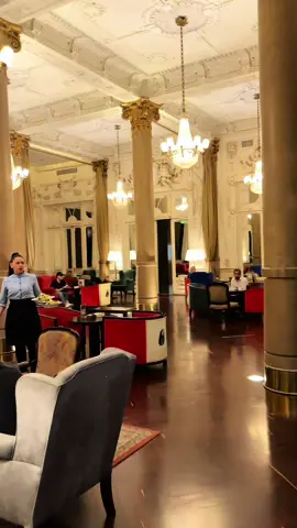 Sorteo Té en el Salón Imperio del Hotel Savoy. . 👉🏻En @recorre.ba junto al Hotel Savoy @hotelsavoybsas  te proponemos un sorteo de te para 2 personas con todo incluido . 👉🏻 Una propuesta gastronómica para disfrutar del imponente Salón Imperio del Hotel Savoy que data del año 1908. . 👉🏻 Te cuento que el Salón Imperio fue concebido como salón de baile donde podrás encontrar una arquitectura de estilo Secesión Vienesa con características del Clasicismo francés.  . 👉🏻Decorado y ornamentado con grandes columnas con capiteles clásicos con dorados a la hoja, arañas de cristales, pisos de madera, espejos en sus paredes y grupos escultóricos con alusión a la música y el teatro . 👉🏻En la actualidad se encuentra el Salón Imperio abierto todos los días de 9 a 12 hs para que disfrutes de este maravilloso lugar . 👉🏻El sorteo incluye: Una porción de su torta Red Velvet, un Brie Brulee con dulce de zapallo, un waffle salado con charcuteria de tapa de asado, porción de humus acompañado con tostadas de focaccia, selección de frutas de estación y dos infusiones calientes a elección . 👉🏻Para participar del #sorteo tenes que: . 👉🏻1. Like el posteo.❤️ 👉🏻2. Seguir a la cuenta de @hotelsavoybsas y @recorre.ba  👉🏻3. Etiquetar 1 amigo/a por comentario (no valen marcas) . 👉🏻Podes participar las veces que quieras y cuantos más comentarios tengas, más chances tenes de ganar . 👉🏻 Si compartís en tus historias etiquetando a @hotelsavoybsas y a @recorre.ba, aumentas tus chances de ganar. . 👉🏻 Tenes tiempo de participar hasta el viernes 22 de diciembre. Se sortearán 2 té y habrán 2 ganadores. . 👉🏻 Recuerda que la única cuenta oficias es @recorre.ba. Si te contacta otra cuenta diciendo que ganaste antes del 22 de diciembre, no es oficial y deberás ignorar el mensaje. Revisa bien que la cuenta sea @recorre.ba . 📍Ubicación: Av. Callao 181. @hotelsavoybsas  . #ba #argentina #turismo #recorreba #RBA 